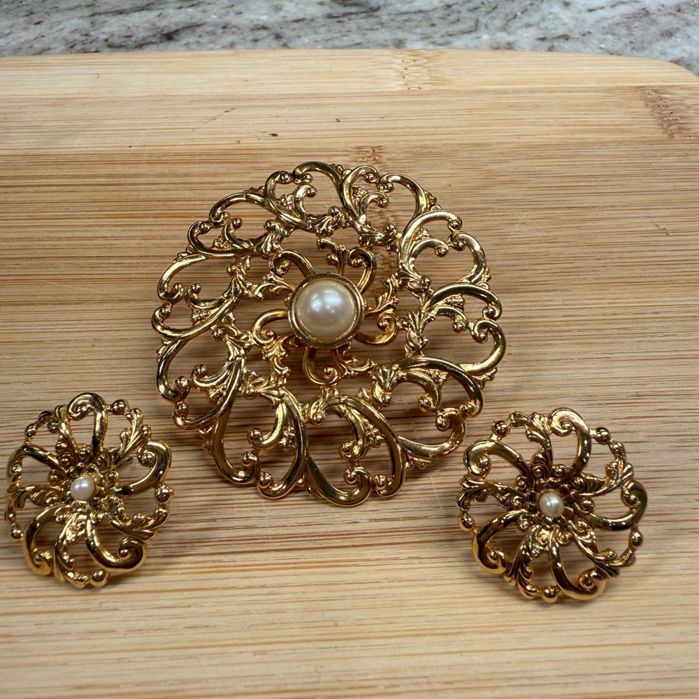 Vintage Avon Gold-Tone Filigree Brooch with Faux Pearls and Matching earrings✨